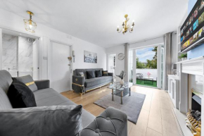 Newly Renovated Kensington 2 Bedroom Apartment with Balcony Near Harrods Sleeps 6, 2 Min walk from Station